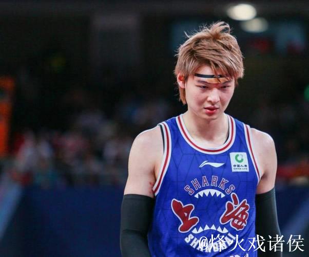 CBA俱乐部杯:王哲林17+7 上海大胜四川 CBA俱乐部杯:王哲林17+7 上海大胜四川